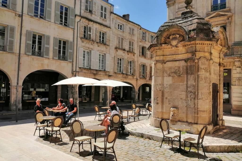 Superbe Duplex De 70M2 Avec 2 Chambres En Hyper Centre Au Calme Sur Cour Classe 3 Etoiles Avec Parking En Option La Rochelle  Exteriör bild