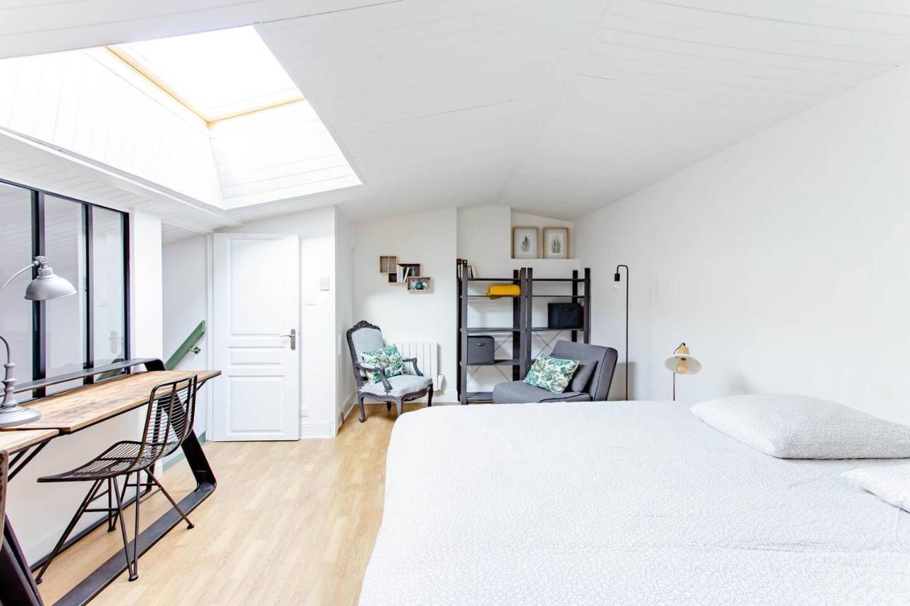 Superbe Duplex De 70M2 Avec 2 Chambres En Hyper Centre Au Calme Sur Cour Classe 3 Etoiles Avec Parking En Option La Rochelle  Exteriör bild